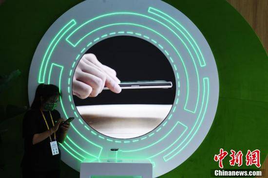 2021智博會(huì) 高科技智能化產(chǎn)品展示吸引參觀者，智能化技術(shù)引領(lǐng)未來